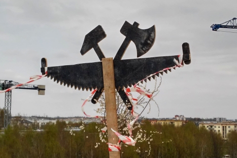 Zawieszenie wiechy na budynku B2