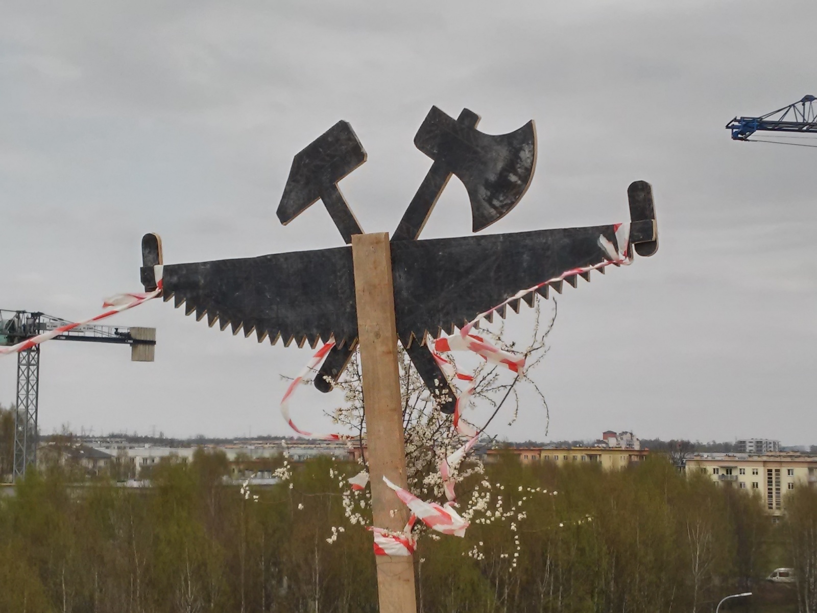 Zawieszenie wiechy na budynku B2